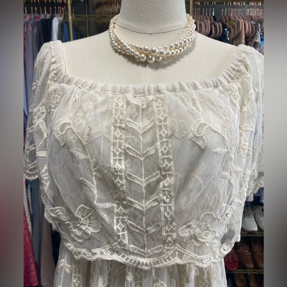 Everyday Chic Boutique FLORAL LACE MAXI, CREAM DRESS. Size Small. - Picture 2 of 14